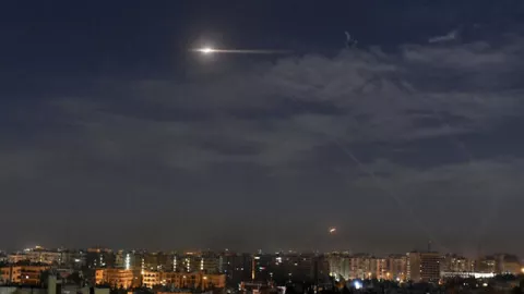 Gagal Menyerang, Rudal-rudal Israel Berguguran di Langit Damaskus - GenPI.co