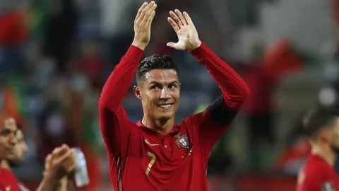 Cristiano Ronaldo Tolak Pensiun, Bakal Main Hingga Euro 2024 - GenPI.co