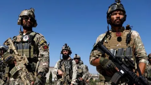 Taliban Pegang Senjata dengan Cara Tak Biasa, Inggris Curiga... - GenPI.co