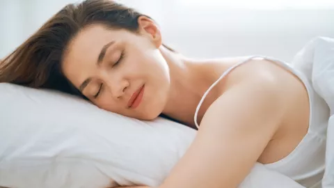 3 Kenikmatan yang Dirasakan Wanita Saat Tidur Tanpa Pakai Bra - GenPI.co