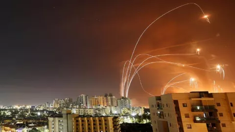Roket Hamas Dibalas Serangan Rudal Israel, Gaza Babak Belur - GenPI.co