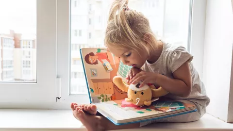 Supaya Anak Punya Hobi Baca Buku, Orang Tua Bisa Terapkan 3 Cara - GenPI.co