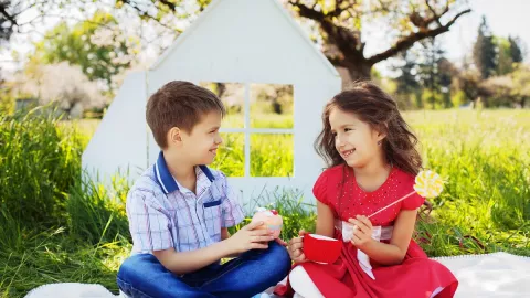 Orang Tua Harus Tahu! 3 Cara Ampuh Menumbuhkan Rasa Empati Anak - GenPI.co