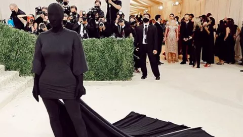 Kim Kardashian Tampil Tanpa Wajah di Met Gala 2021, Ternyata.. - GenPI.co