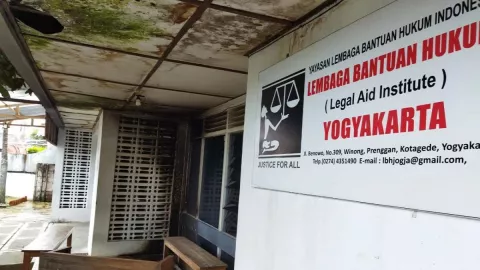 LBH Yogyakarta Diteror dengan Bom Molotov! Ada yang Terbakar - GenPI.co