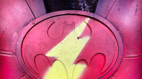 Nih Bocoran Kostum Batman Versi Keaton di Film The Flash, Keren! - GenPI.co