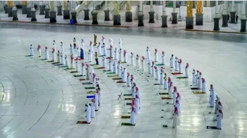 Pendaftaran Haji dan Umrah Dibuka, Ratusan Warga Jatim Mengantre - GenPI.co