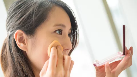 Jangan Langsung Pakai Makeup Usai Skincare, Simak Saran Dokter - GenPI.co