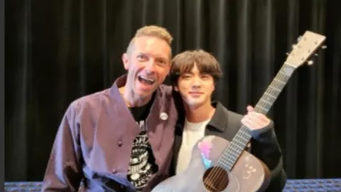 Keren! Chris Martin Kasih Gitar Buat Jin BTS, Ada Tulisan Ini, Lo - GenPI.co