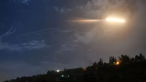 Pesawat Israel Menderu di Langit Damaskus, Ledakan Menggelegar - GenPI.co