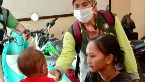 Viral Bayi Jadi Manusia Silver, Mensos Risma Berikan Bantuan Ini - GenPI.co