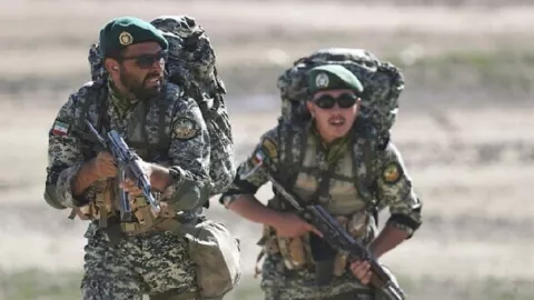 Militer Iran Unjuk Kekuatan, Drone dan Heli Beterbangan - GenPI.co