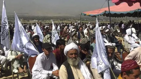 Kerumunan Besar 1.000 Pendukung Taliban, Bendera Putih Berkibar - GenPI.co
