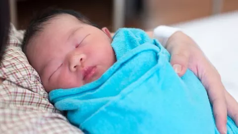 Bikin Bayi Lekas Tidur, Simak Cara Bedong Bayi yang Benar Moms - GenPI.co