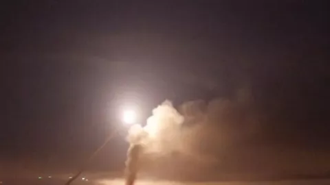 Dua Roket Memelesat di Langit Baghdad, Sasarannya Tak Main-main - GenPI.co