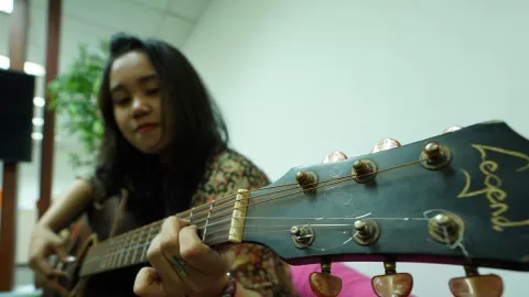 Chord Gitar Iwan Fals Aku Bukan Pilihan Mudah Banget, Gengs - GenPI.co