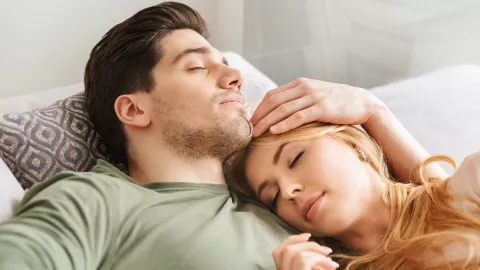 Posisi Tidur Ini Bisa Bikin Suami Istri Makin Bahagia - GenPI.co