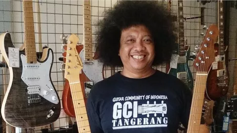 Tips Belajar Gitar dari Gitaris Puguh Kribo, Simak Ya! - GenPI.co