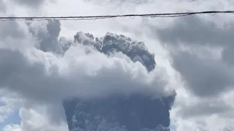 Gunung Berapi Aso Meletus, Warga Diminta Waspada - GenPI.co