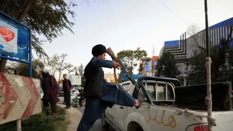 Kendaraan Taliban Dilempari Granat, Anak Sekolah ikut Kena - GenPI.co