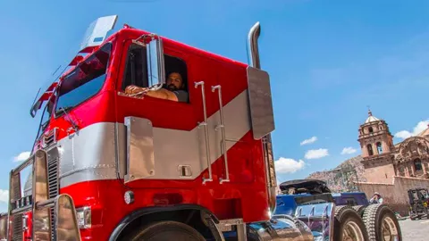 Gahar! Begini Penampilan Optimus Prime di Film Transformers 7 - GenPI.co
