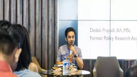 Direktur CYPR Ungkap 2 Tahun Jokowi, Ekonomi Merosot - GenPI.co