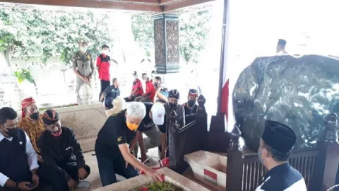 Ganjar Pranowo Tutup Mulut Soal Capres di Makam Soekarno - GenPI.co