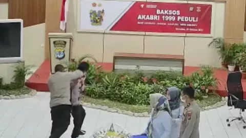 Detik-Detik Kapolres Nunukan Pukul Anggota, Parah Banget - GenPI.co