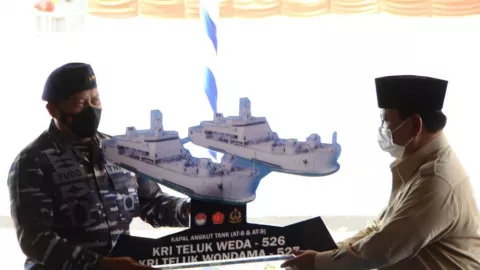 Menhan Prabowo Serahkan 2 Kapal Angkut Tank Ke TNI AL - GenPI.co
