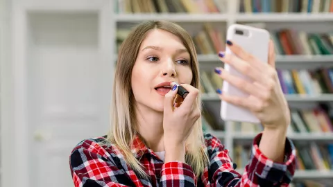 3 Tips Tampil Pede Dengan Lipstik Warna Gelap, Nomor 2 Penting Banget! - GenPI.co