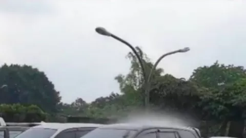 Viral Video Hujan Guyur Satu Mobil, Ternyata Ada yang Lebih Aneh! - GenPI.co