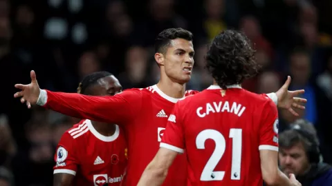 Ronaldo Makan Korban, Cavani Bisa Resmi Tinggalkan Man United - GenPI.co