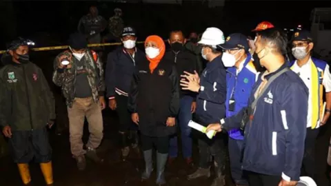Pantau Banjir Bandang Kota Batu, Gubernur Khofifah Berduka - GenPI.co