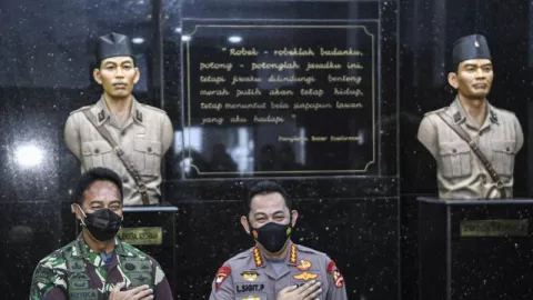 Cenderung Ditinggal Koalisi, Jokowi Gaet Kapolri dan Panglima TNI - GenPI.co