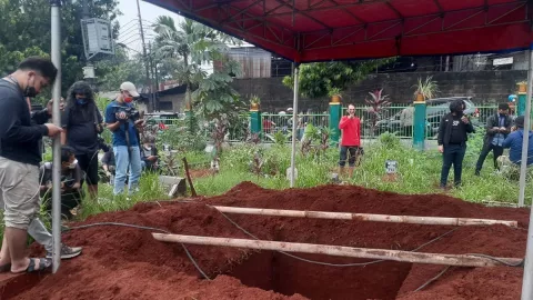 Vanessa Angel dan Bibi Ardiansyah Dimakamkan 1 Liang Lahad - GenPI.co