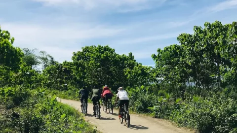 Bersepeda Sambil Menikmati Keindahan Alam - GenPI.co