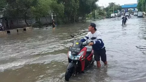 Banjir Jakarta Hari Ini: Lihat, Warga Kesusahan Banget - GenPI.co