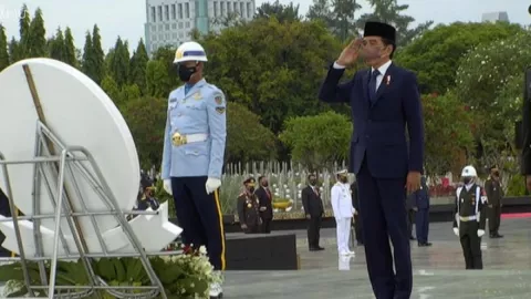Peringati Hari Pahlawan, Jokowi Tabur Bunga Ke Makam BJ Habibie - GenPI.co