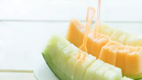 Rutin Makan Buah Melon Setiap Hari, Khasiatnya Bikin Wanita Nagih - GenPI.co