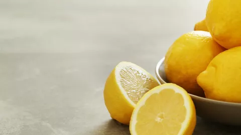 Selain Perasan Airnya, Kulit Lemon Juga Punya Banyak Manfaat! - GenPI.co