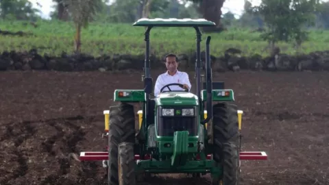 Momen Unik Presiden Jokowi Tanam Jagung Pakai Traktor, Lihat Nih! - GenPI.co