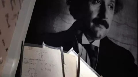 Catatan Tangan Albert Einstein Laku Dilelang, Harganya Buat Lemas - GenPI.co