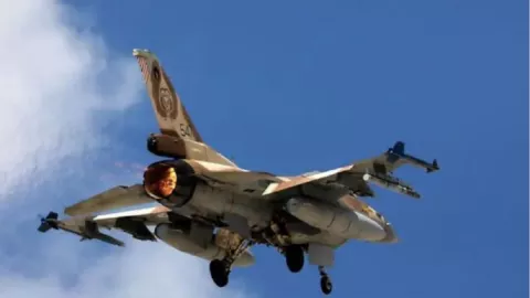 Serangan Udara Israel Bertubi-tubi, Asap Mengepul di Suriah Barat - GenPI.co