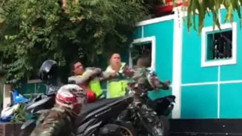 Viral TNI vs Polisi Baku Hantam di Ambon, Penyebabnya Sepele - GenPI.co