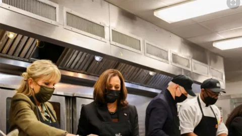 Turun ke Dapur Lokal, Joe Biden Ikutan Masak untuk Thanksgiving - GenPI.co