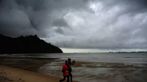 BMKG Waspada, Cuaca Ekstrem Terdeteksi di 34 Wilayah Indonesia - GenPI.co