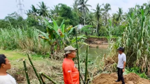 Tanpa Gunakan APBD, Warga Pariaman Gotong Royong Buka Jalan Baru - GenPI.co