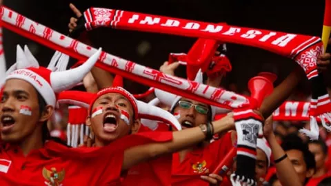Suporter Sepak Bola Jangan Nyanyikan Lagu Penuh Kebencian di Stadion - GenPI.co