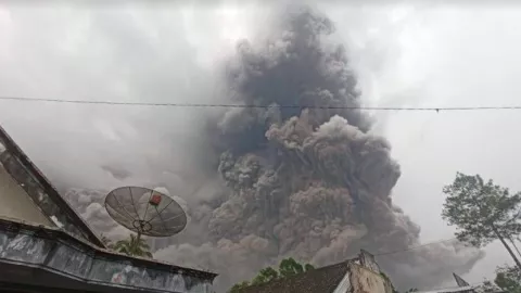 Rekaman Aneh Sungai Berubah Warna, Semeru pun Meletus Dahsyat - GenPI.co