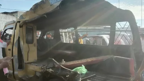 Video Angkot di Medan Ditabrak Kereta Api, Sopir Sempat Kabur - GenPI.co
